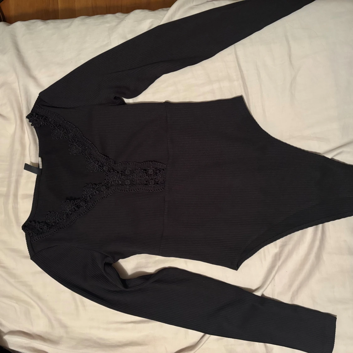 Svart ribbad topp med spets från H&M Divided