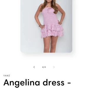 Ljusrosa Angelina klänning från YAMZ - Supersöt ljusrosa kort klänning från YAMZ med smockad överdel och volangig kjol. Klänningen är ärmlös och har broderade detaljer som ger en romantisk vibe. Perfekt för sommarens alla tillfällen. Jag köpte den för 1200 och har använt den 5 gånger.