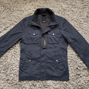 J Lindeberg Bailey field jacket - Säljer denna riktigt feta j Lindeberg field jacketen!⭐️Skick : 9/10 lite smått smutsig men försvinner med tvätt🙌Storlek M passar lckså S!⭐️NYPRIS = 4000kr! Hör gärna av er om ni har funderingar!👍