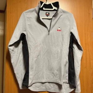 Fleecetröja  - Fleecetröja från McKinley. Mycket bra skick - inga defekter. Mycket liten i storlek, står 40 men är som 34/XS. 