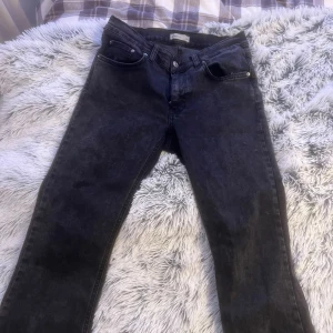 Grå boot cut jeans  - Snygga jeans från Gina,. Jeansen har klassiska bakfickor och är tillverkade i stretchigt denim för en bekväm passform. Perfekta för dig som gillar en stilren och modern look.