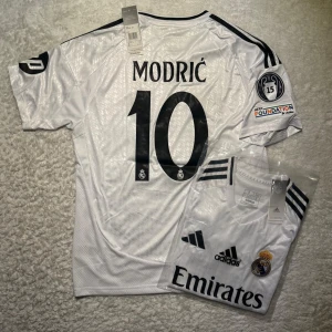 Real Madrid Modric fotbollströja - Helt ny Real Madrid fotbollströja. Perfekt för fans, vardagskläder eller samlare. Storlek: S Snabb leverans 🚚 Kontakta oss gärna om du har några frågor!