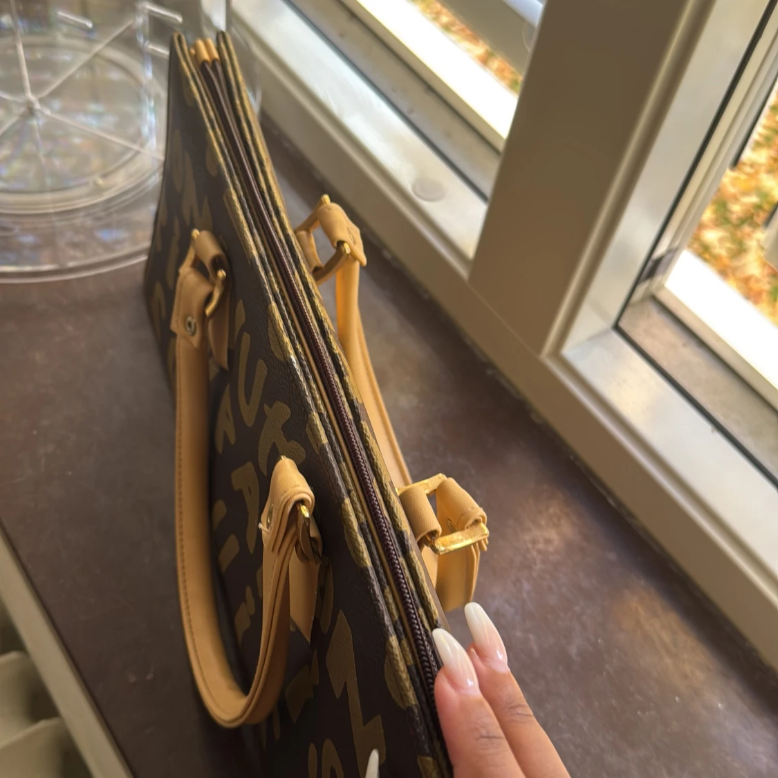  handväska med grafiskt tryck - 1