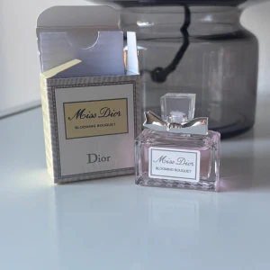 Miss Dior Blooming Bouquet parfym - Miss Dior Blooming Bouquet från Dior – en ikonisk parfym med elegant design och söt rosa nyans. Perfekt för dig som vill ha en klassiker i samlingen. Snygg flaska med rosett, passar dig som gillar stilrena detaljer.