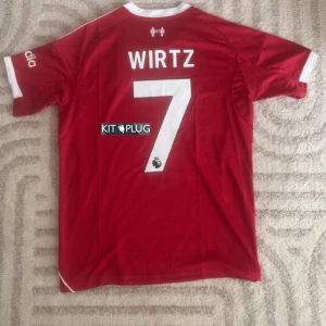 Liverpool 25/26 Wirtz - Replika Liverpool tröja helt ny med tags med Wirtz på ryggen. För fler bilder eller frågor tveka inte att skriva i dm. Fler tröjor i profilen. Se bio för tvätt anvisningar 