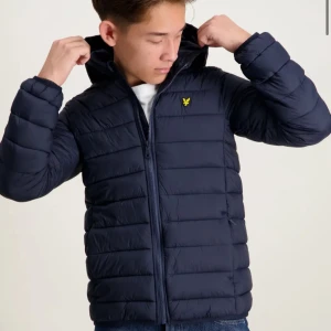 Mörkblå pufferjacka från Lyle & Scott - Säljer en mörkblå jacka från Lyle & scott. Perfekt nu inför hösten och vintern. Den är knappast använd och är i storlek 12/13 years old.