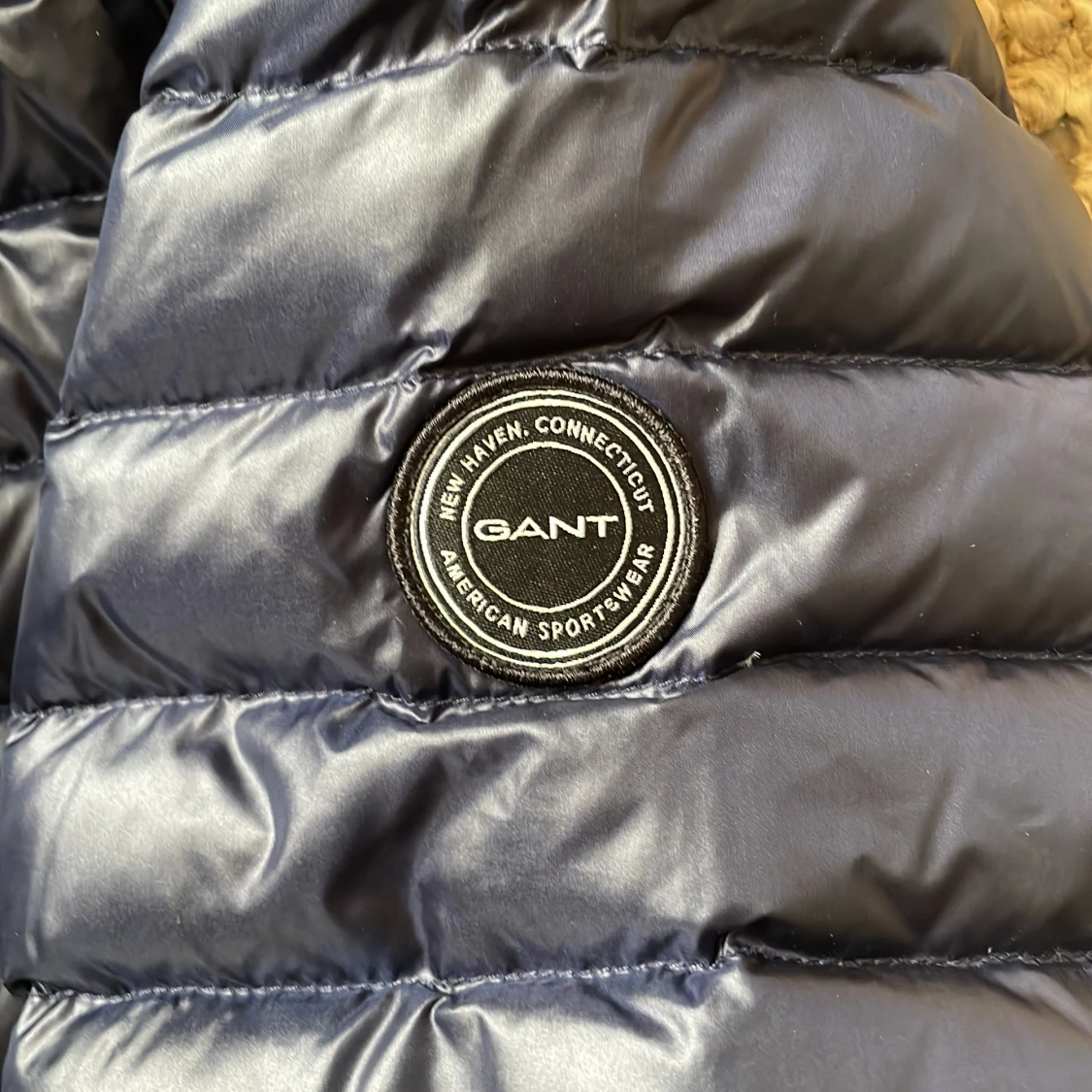 Marinblå dunjacka från GANT med huva - 1