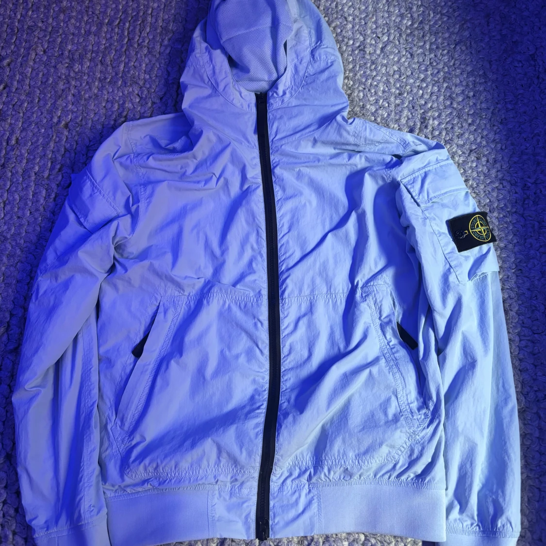 Ljusblå vindjacka från Stone Island