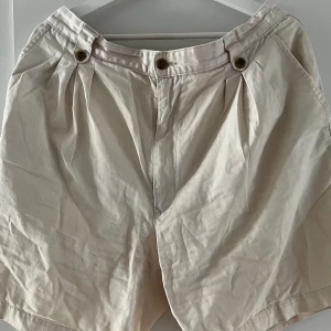 Shorts creme - Säljer dessa cremefärgade shorts med 4 fickor (2 fram, 2 bak). Använda men i bra skick. Storlek är C54 men skulle säga att den passar en L/XL.