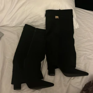 Folded boots storlek 41 - Säljer mina folded boots med klack. Skorna är supersnygga, men tyvärr för stora för mig. De är storlek 41 och har aldrig används ute, men är lite smutsiga under klacken då jag testat de några gånger hemma. De är i nyskick men har inte kvar prislapp eller orginalförpackning. Priset går att diskuteras.