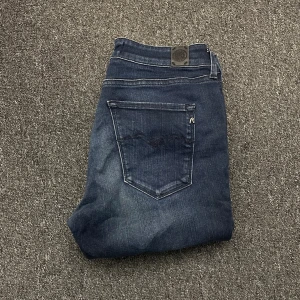 Blå replay jeans - Ett par replay jeans som är riktigt fräscha🤗 modellen är 178