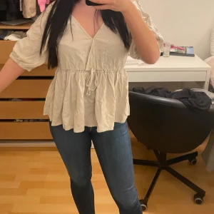 Tröja från bikbok  - 100% bomullls tröja från bikbok, använd 3 gånger innan snygg skön tröja storlek M