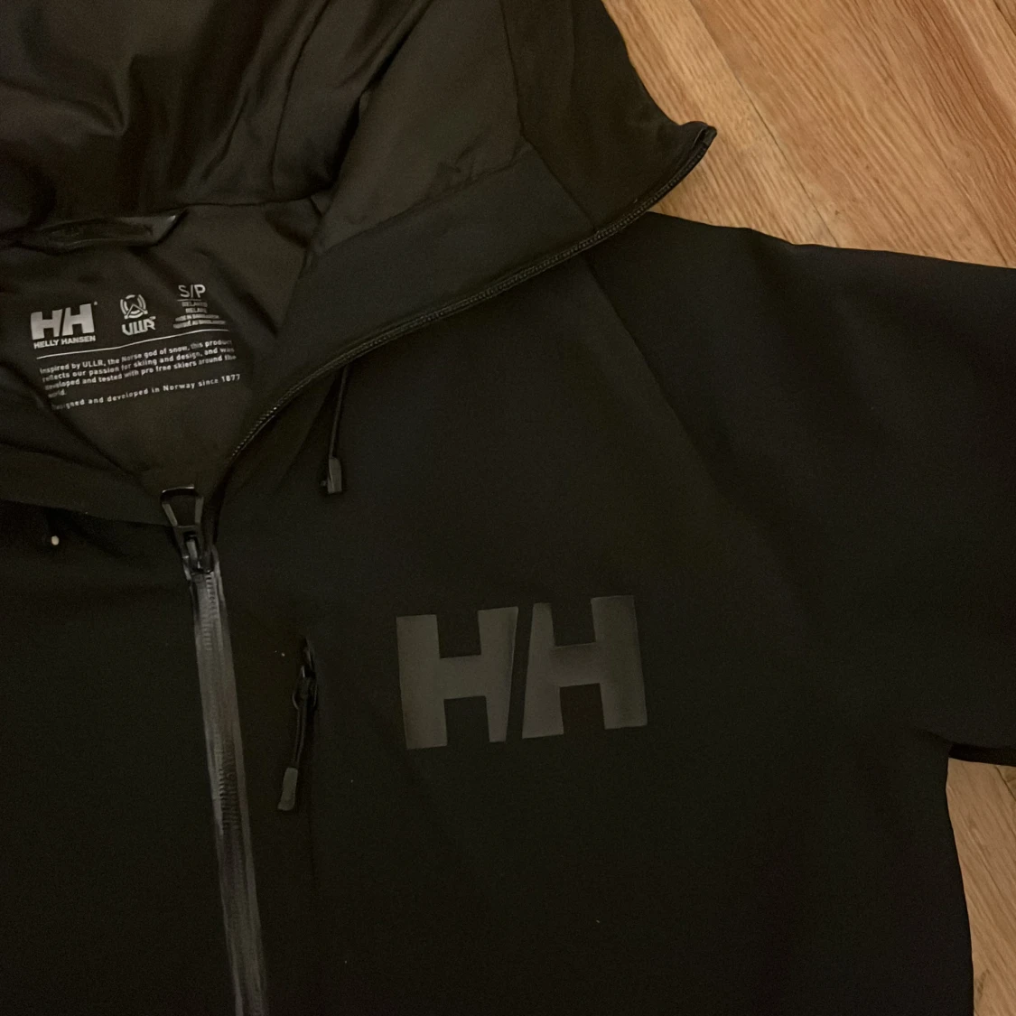 Svart vindjacka Helly Hansen med huva - 2