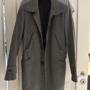 Kappa - Otroligt snygg kappa från Bläck som inte längre säljs. Passar perfekt nu till höst med en hoodie under! Hör gärna av dig om det är något du funderar över. Mvh Leon