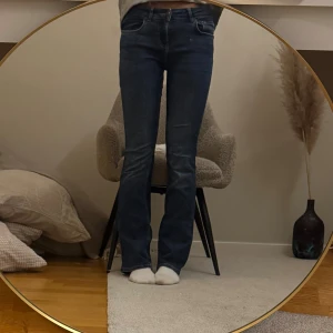 Lågmidjade flare jeans - Säljer mörkblå flare lågmidjade jeans!