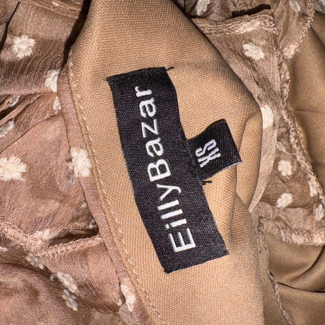 Beige omlott topp med volang från EillyBazar - 3