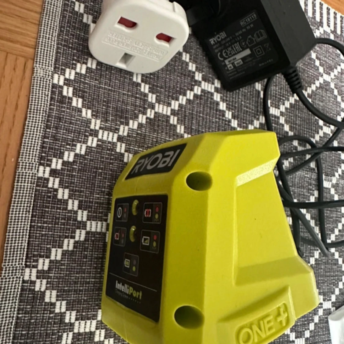 Ryobi ONE+ IntelliPort Batteriladdare
