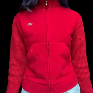 Vintage ellesse jacka - Äldre ellesse jacka i fleece med stickade ärmar. Sitter som en XS och sitter tightare vid midjan. Mycket bra skick!