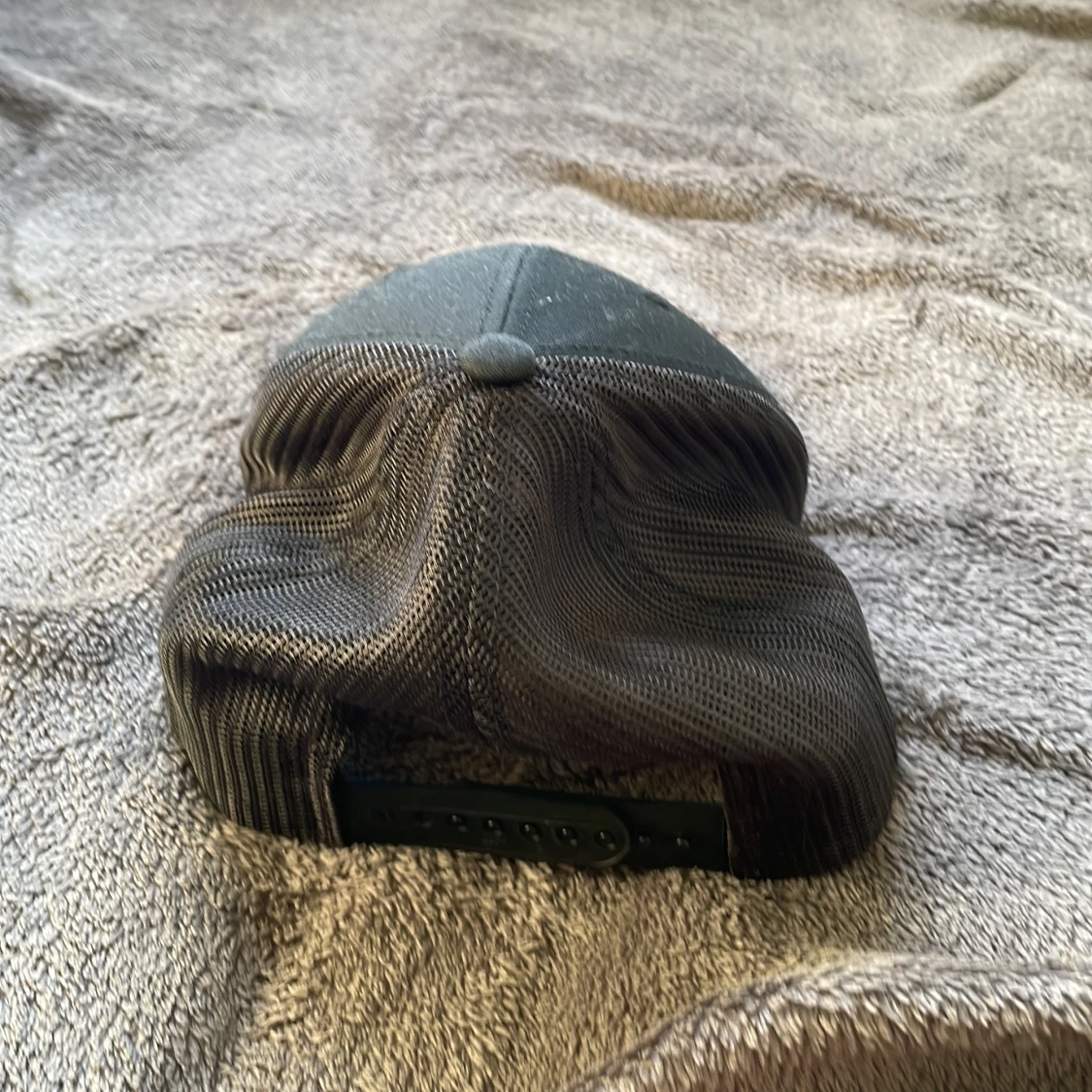 Svart keps med lejongult lejontryck - 3