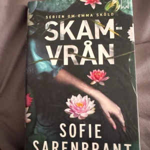 Skamvrån - Skamvrån är den sjunde delen i serien om kriminalinspektör Emma Sköld. Boken tar upp aktuella frågor som psykisk ohälsa och självmord, och bjuder på oväntade vändningar i ett personligt och skrämmande fall. Perfekt för dig som gillar spänning och samtidsberättelser!