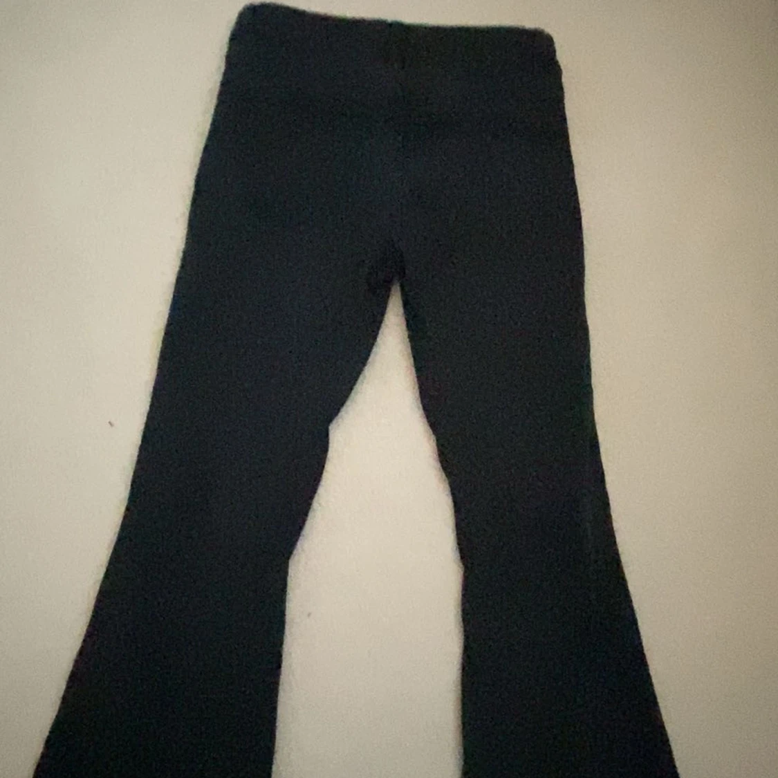 Svarta bootcut byxor från Lindex - 1