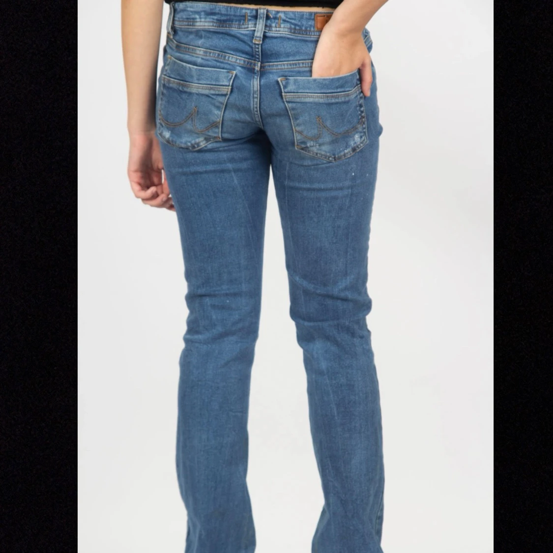 Blå bootcut jeans med slitningar - 1