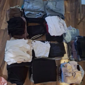 Allt finns - Finns allt i detta paket (allt säljs tillsammans). Jeans, klänningar, träningskläder, mjukisbyxor, pyjamasbyxor, hoodies, tröjor, linnen, skjorta, kostymbyxor, kostymjacka m.m. Allt är använt men i bra skick, storlek finns allt från XS-M.