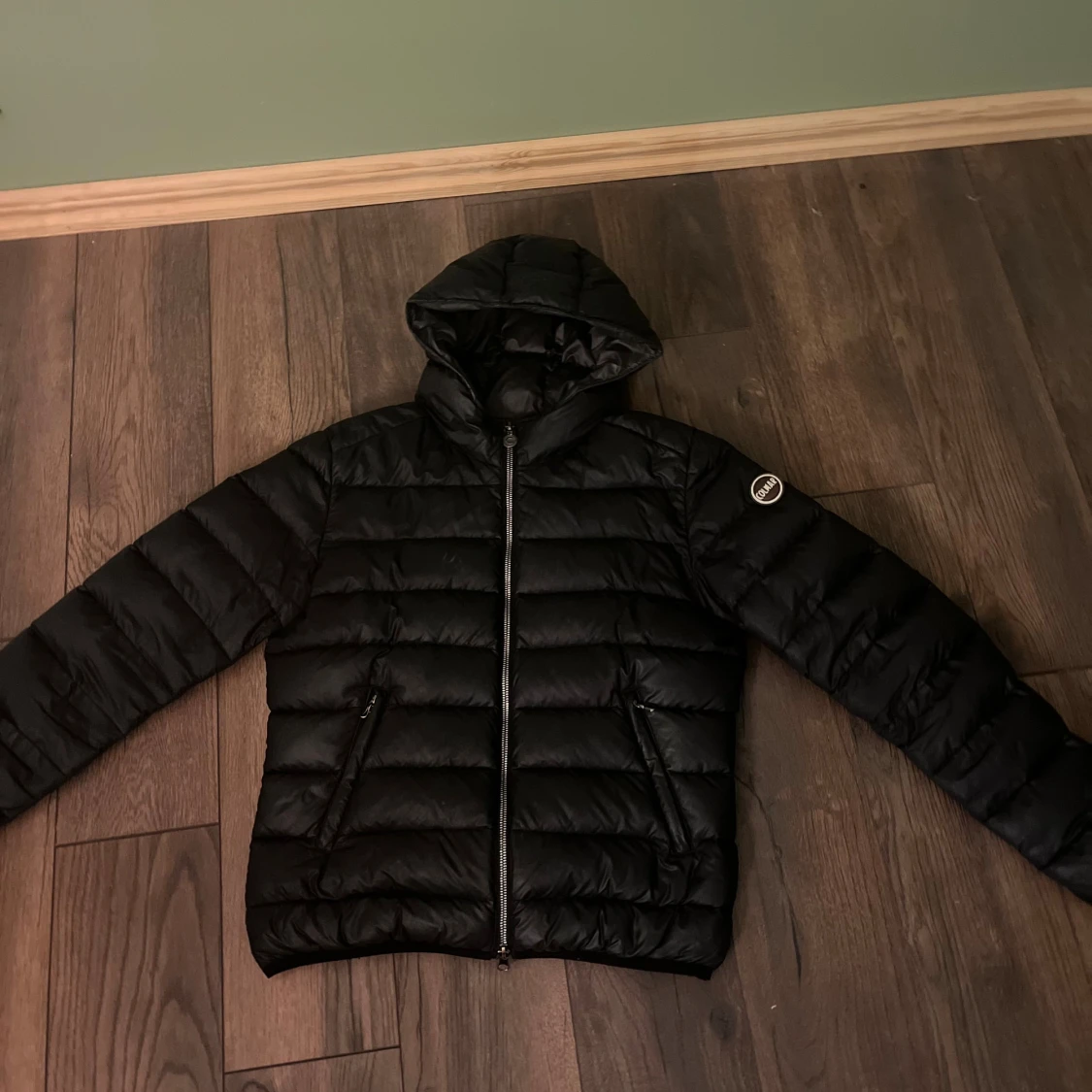 Svart dunjacka med huva från Colmar - 1