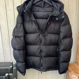 Ralph lauren jacka L - Supersnygg och varm vinterjacka från ralph lauren! Size L! Skick:8/10! Perfekt jacka för dig som letar vinterjacka🤩 Hör av dig vid minsta fundering 🙌