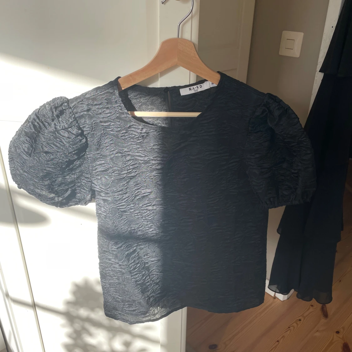 Svart puffärmad blus från NA-KD - 1