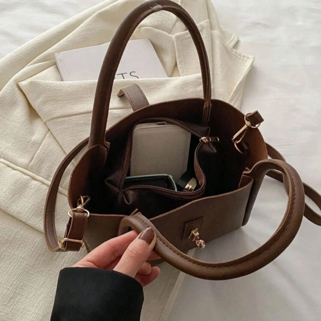 Brun handväska med gulddetaljer - 3