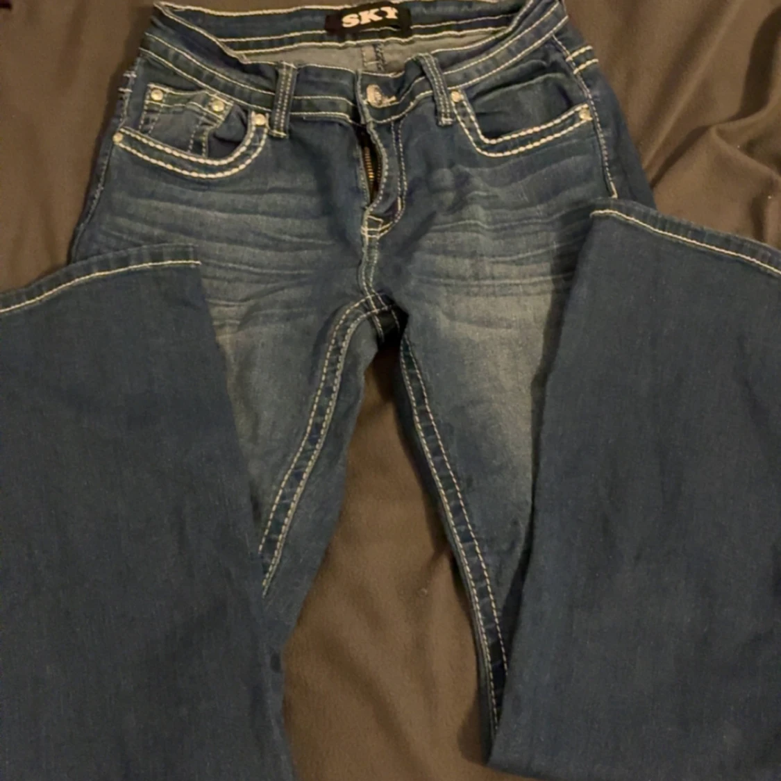 Blå jeans med broderade bakfickor från SKY - 1