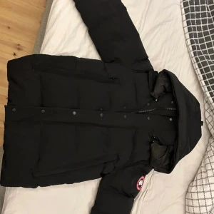 Canada goose - Säljer min canada goose jacka eftersom den passar inte med stilen jag har på mig. Exakt som helt ny skick inga skador eller problem med den. 