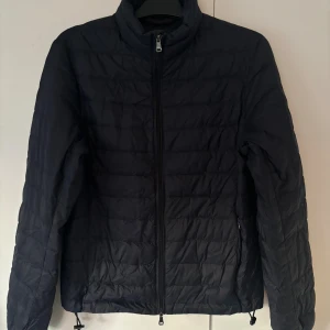 Oscar Jacobson dunjacka - Marinblå ursnygg Oscar Jacobson dunjacka av högsta kvalite och storlek S säljes. Nypris på över 2000 och som sagt helt ny, absolut toppenskick. Sitter helt perfekt på och den håller dig varm nu till höst och vintern. Tveka ej vid minsta fråga eller fundering och pris ej huggets sten.