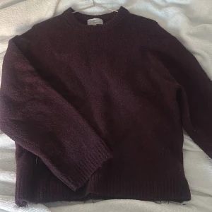 Vinröd stickad tröja - Super snygg och mysig slickad tröja från Gina i super fint skick, inga defekter eller likande och använd fåtal gånger💞💞