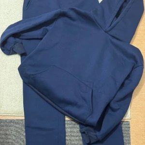 Mörkblått set hoodie & mjukisbyxor - Säljer en enkel och stilren mörkblå hoodie med tillhörande byxor. 