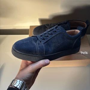 Christian Louboutin  - Säljs pga inte användning väldigt bra skick inga defekter. Storlek 42 box tillkommer ej