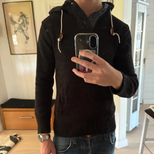 Stickad Kofta/hoodie - Fett kofta i storlek S. Hör av er vid frågor och vid snabb deal kan pris diskuteras🙌