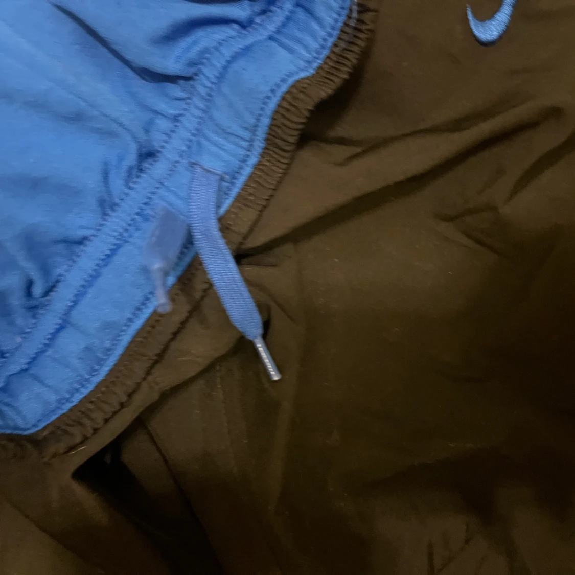 Svarta Nike täckbyxor med blå detalj - 3