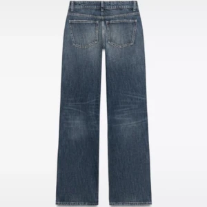 Low waist jeans - Low waist raka jeans. Aldrig använda då jag köpte i butik utan att prova och sitter inte bra på mig. Jag är 177cm lång.