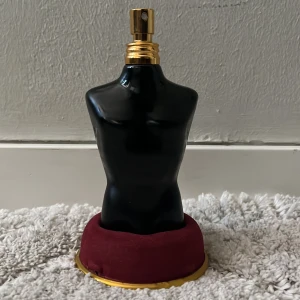 Jean Paul Gaultier Le Male Parfum - Stilren och ikonisk parfym från Jean Paul Gaultier. Flaskan har en unik design och ger ett exklusivt intryck. Perfekt för dig som vill sticka ut och addera en lyxig touch till din stil. 