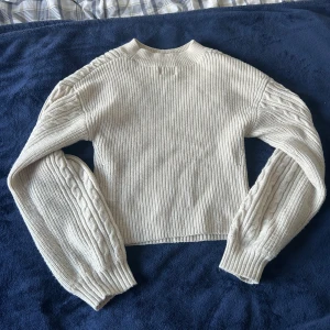 Beige stickad tröja med kabelmönster - Säljer denna tröjan då eftersom att jag har knappt på mig den längre den är perfekt inför vintern och lite oversized på armarna och smalare på höften
