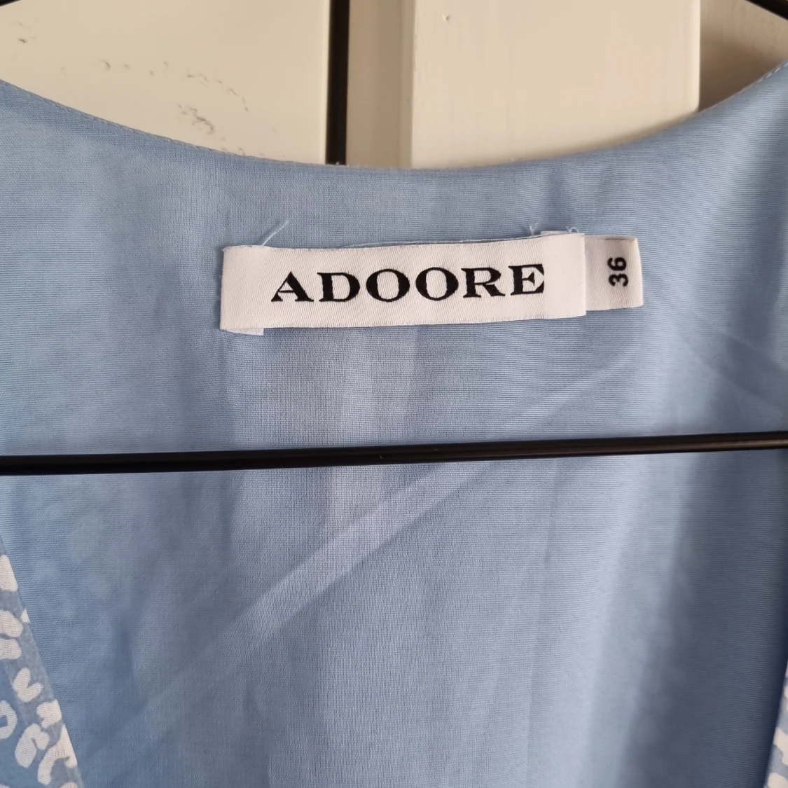 Ljusblå mönstrad klänning från Adoore - 2