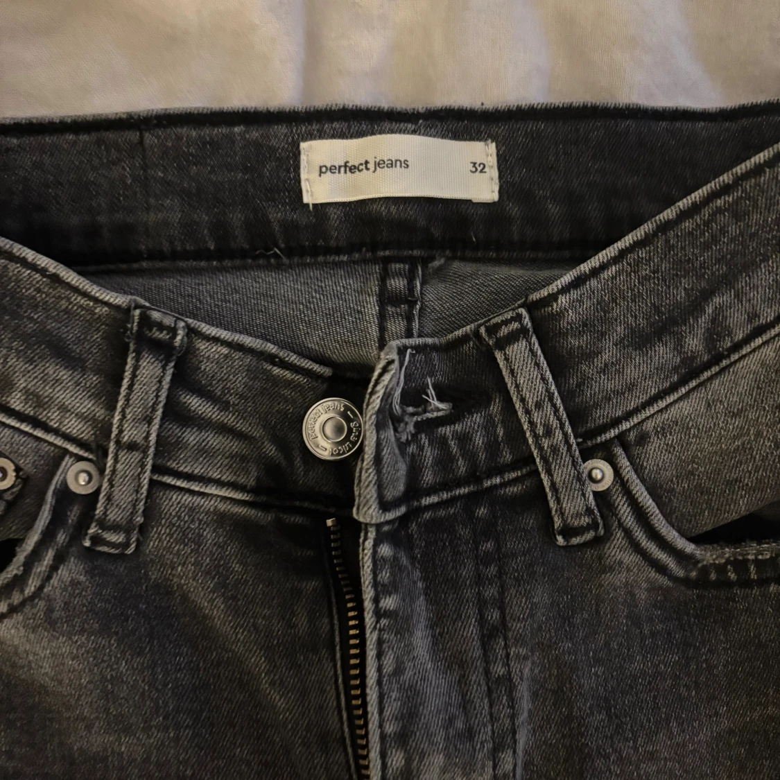 Gråa utsvängda jeans - 2