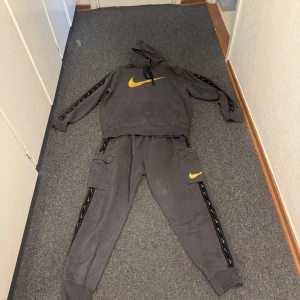 Grå Nike sett dress. - Grått Nike sett.  använt därav det billiga priset. Pris kan diskuteras vid snabb affär. M men sitter som S!!!!