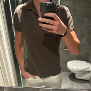 Brun Oscar Jacobsson piké - Riktigt schysst piké från Oscar Jacobsson i riktigt bra skick. Passar perfekt till hösten men funkar även på sommaren. Jag på bilden är 188cm och den är lite kort på mig. Hör av er vid funderingar;)