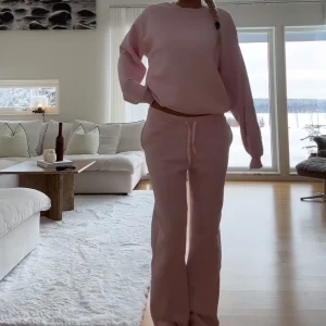Mjukisset - Ett jätte gulligt mjukisset från gina tricot som är väldigt populär och helt slutsåld. Båda delarna är i storlek S.