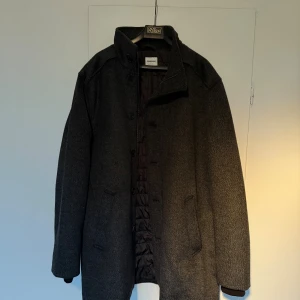 Rock /kappa  - Vinterkappa med dragkedja och knappar storlek xxl från Kappahl 