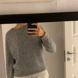 Grå stickad tröja från Zara - Grå stickad tröja från Zara i storlek S. ❤️❤️ skriv om ni har frågor 