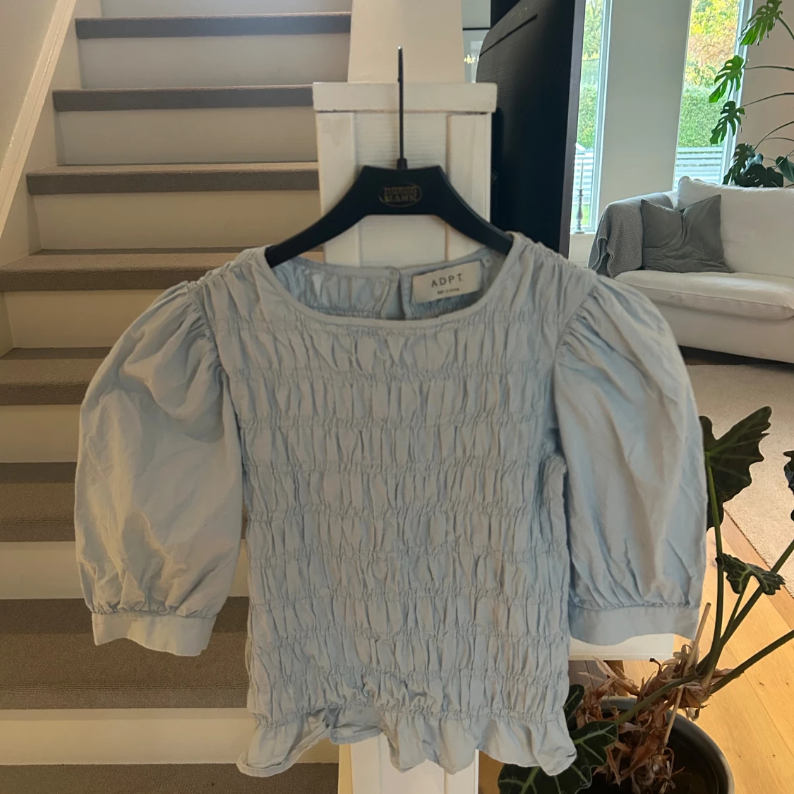 Ljusblå blus med puffärm från ADPT